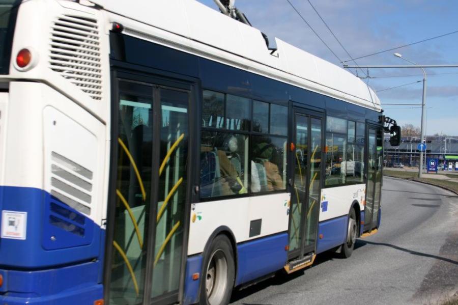 Trolejbusa pasažieris piekāvis transportlīdzekļa vadītāju