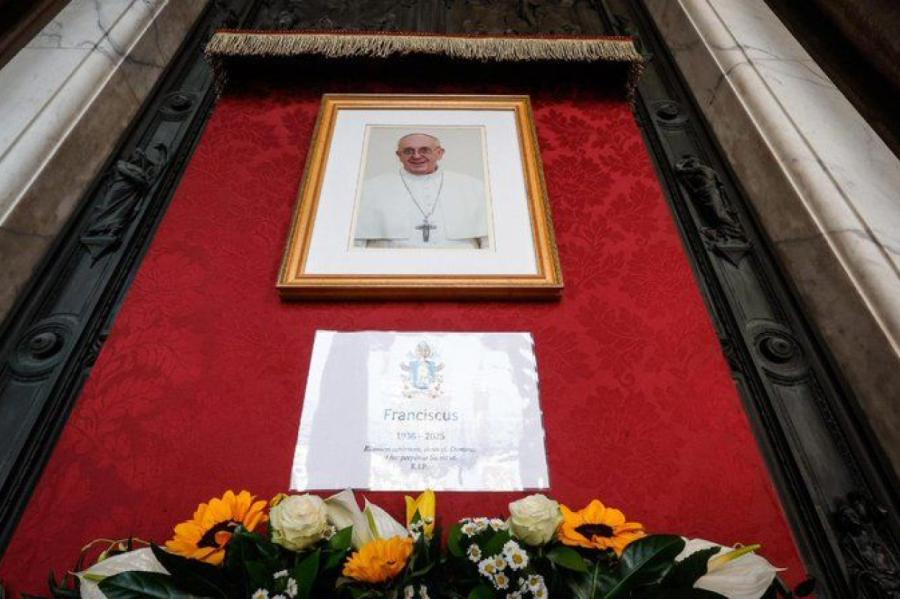 Pāvesta Franciska bēres apmeklēs arī arhibīskaps Stankevičs