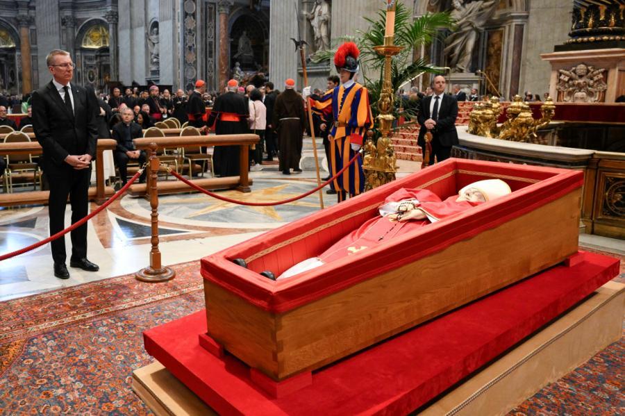 Francisku pēdējā gaitā pavada 400 000 cilvēku