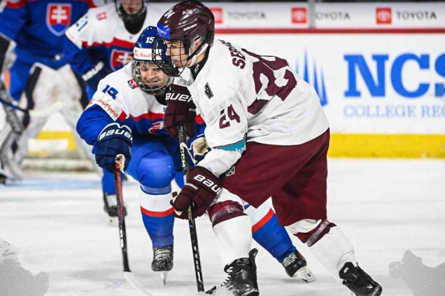 Latvijas U-18 hokejisti zaudē slovākiem, tomēr iekļūst ceturtdaļfinālā