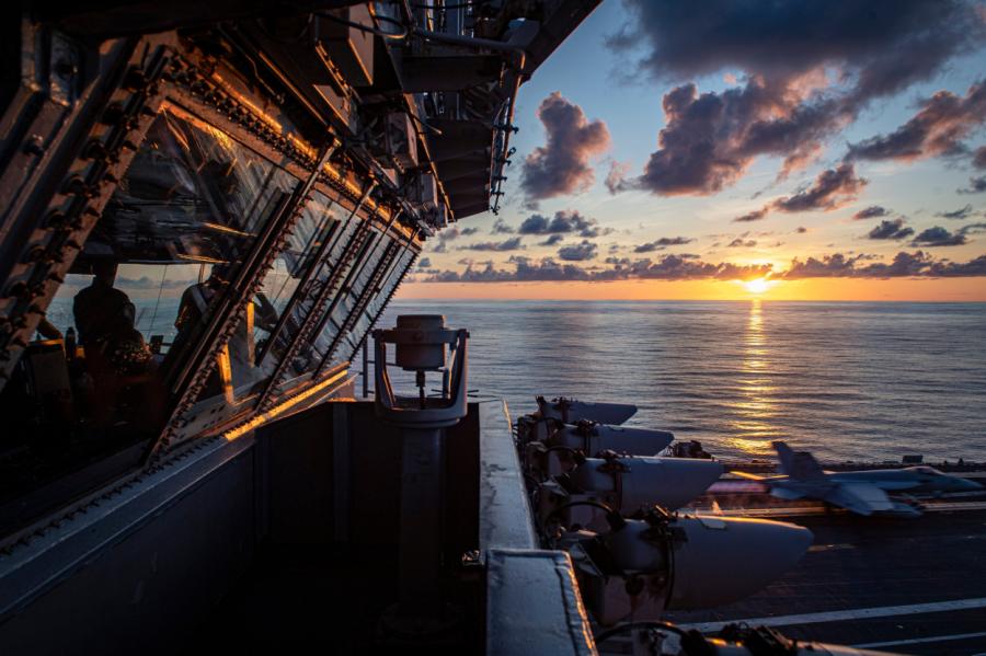 ASV kara lidmašīna no aviācijas bāzeskuģa iekrīt Sarkanajā jūrā