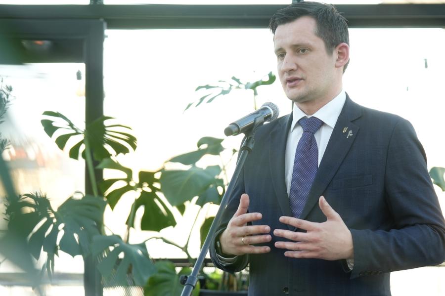 EM parlamentārā sekretāra ienākumi pērn bija teju 80 000 eiro