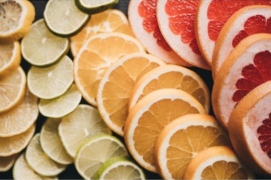 Farmaceite konsultē iedzīvotājus, kā atjaunot vitamīnu līdzsvaru (+VIDEO)