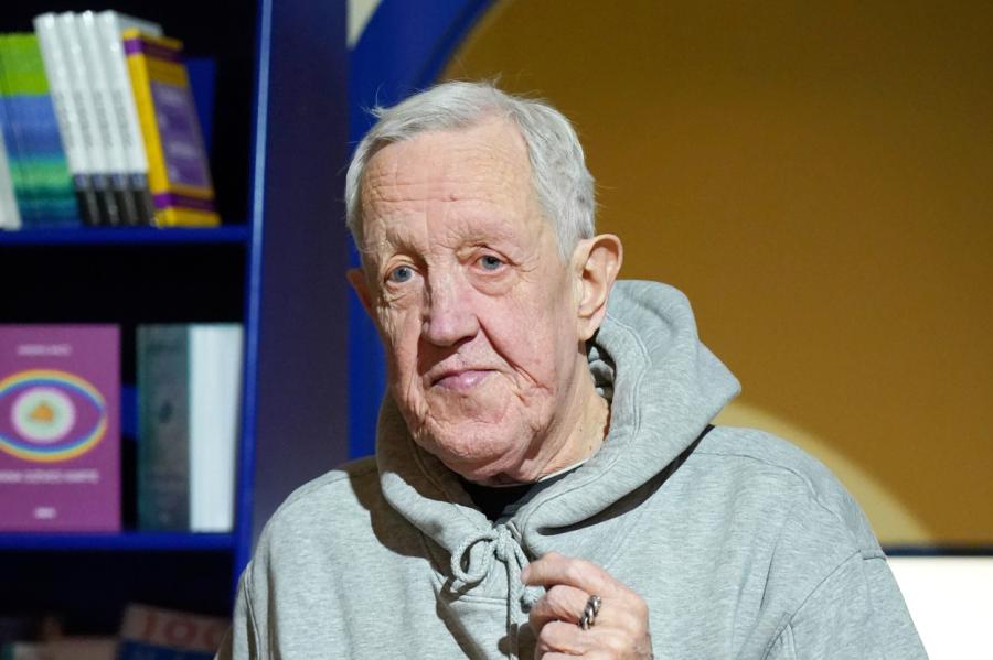 Rīgā apbedīts leģendārais tiesnesis Mariss Bernāts