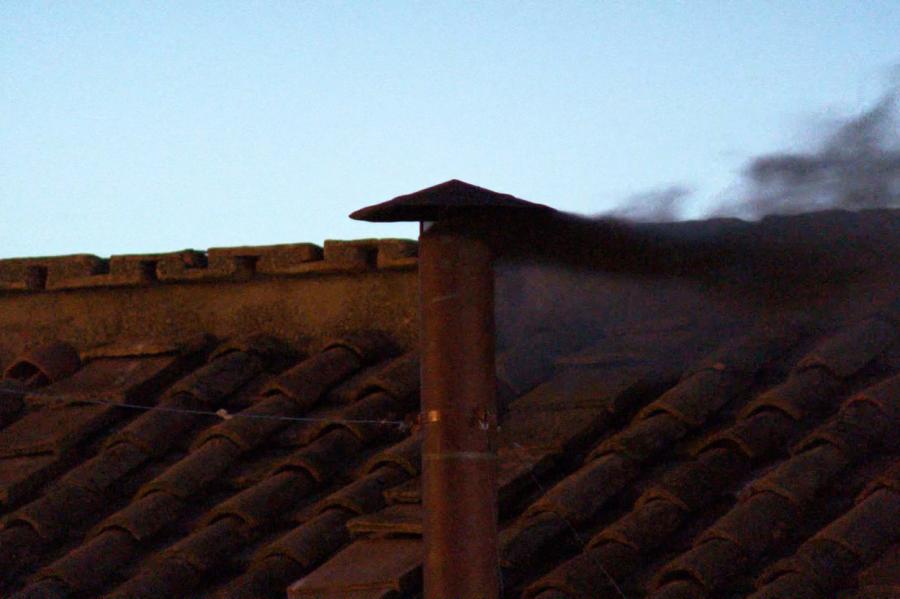 Virs Vatikāna Siksta kapelas paceļas melni dūmi - pāvests nav ievēlēts