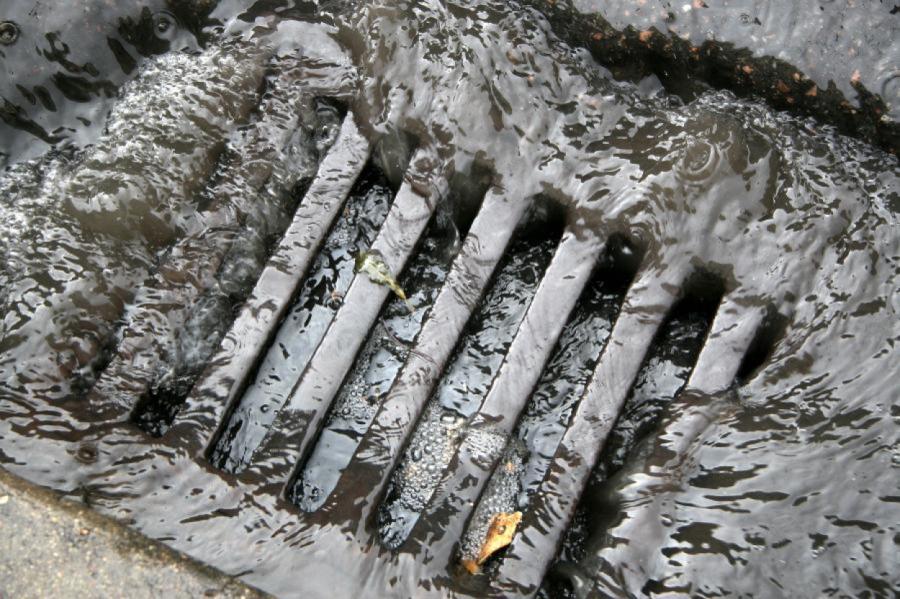 Rīgā nesen atklātajā Skanstes parkā grimst kanalizācija