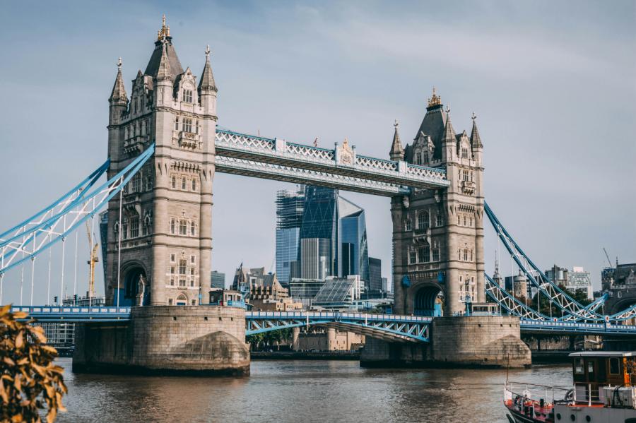 Tūkstošiem britu ierēdņu atstās Londonu, valdībai samazinot izdevumus