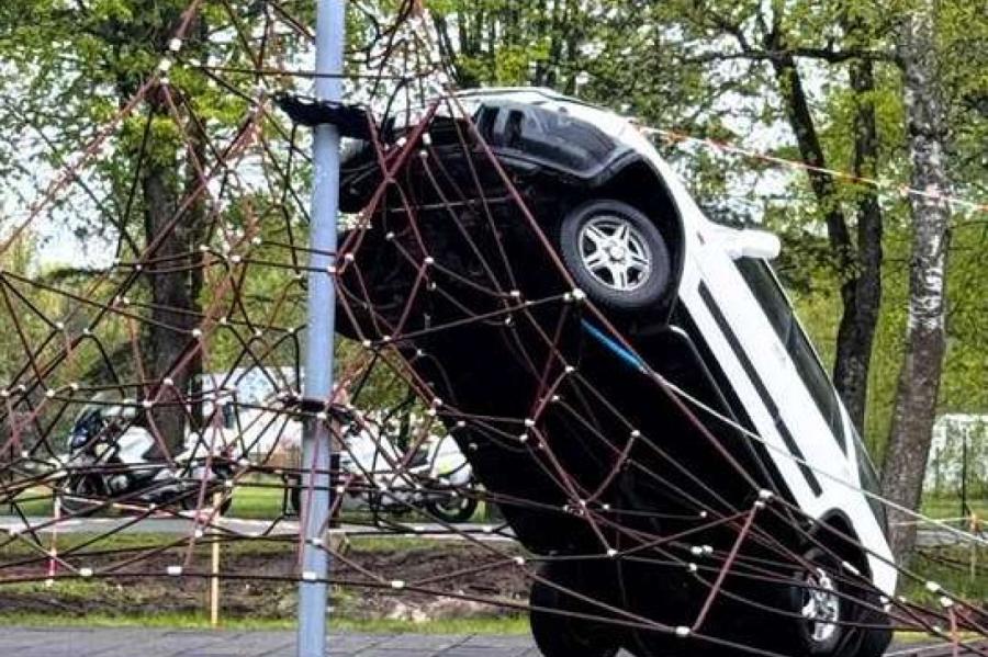 Babītē sirmgalve ar auto iebraukusi bērnu rotaļu laukumā