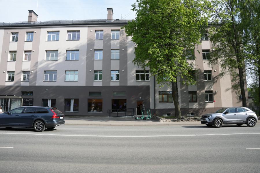 Atklāj jauniešu centru Kalnciema ielā 48