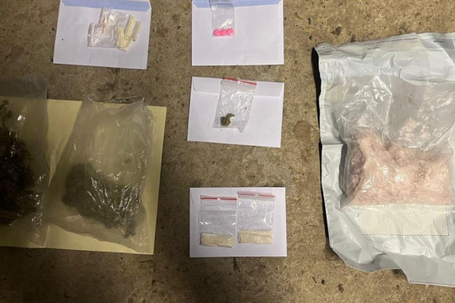 Policija Līvānos izņem dažādas narkotiskās vielas; aizturētas divas personas