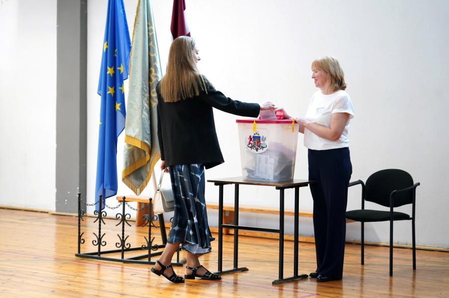 Liepājā laulātai sievietei uz vēlēšanām bija jāierodas ar laulību apliecību