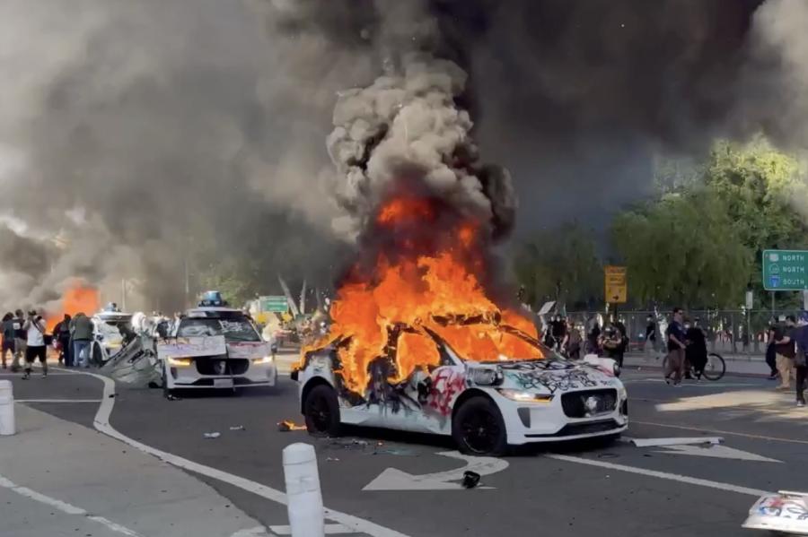 Tramps uz Losandželosu nosūta jūras kājniekus un Nacionālās gvardes papildspēkus