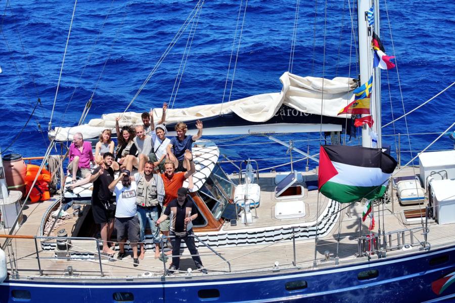 Izraēla deportēs aktīvistus, kas ar jahtu mēģināja nokļūt Gazas joslā