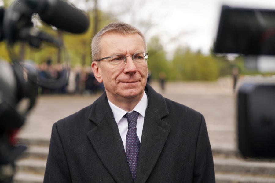 Rinkēvičs apžēlojis divas notiesātas personas