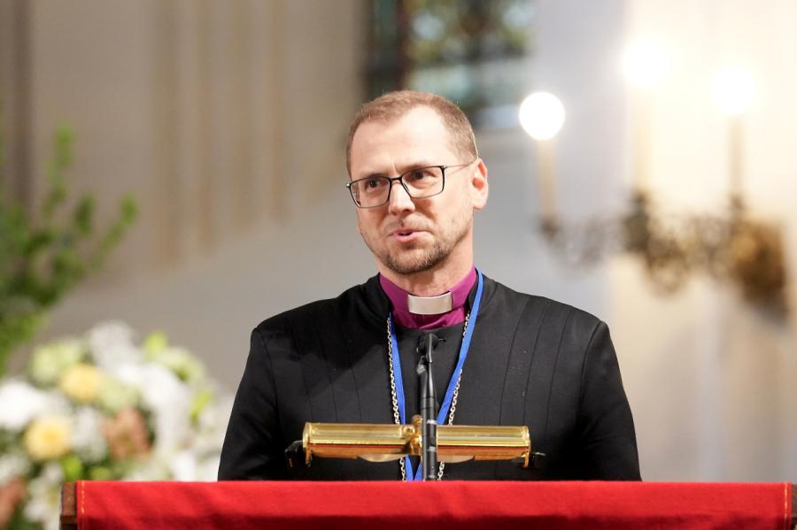 Jauns arhibīskaps nesāks ordinēt sievietes un laulāt homoseksuālus pārus