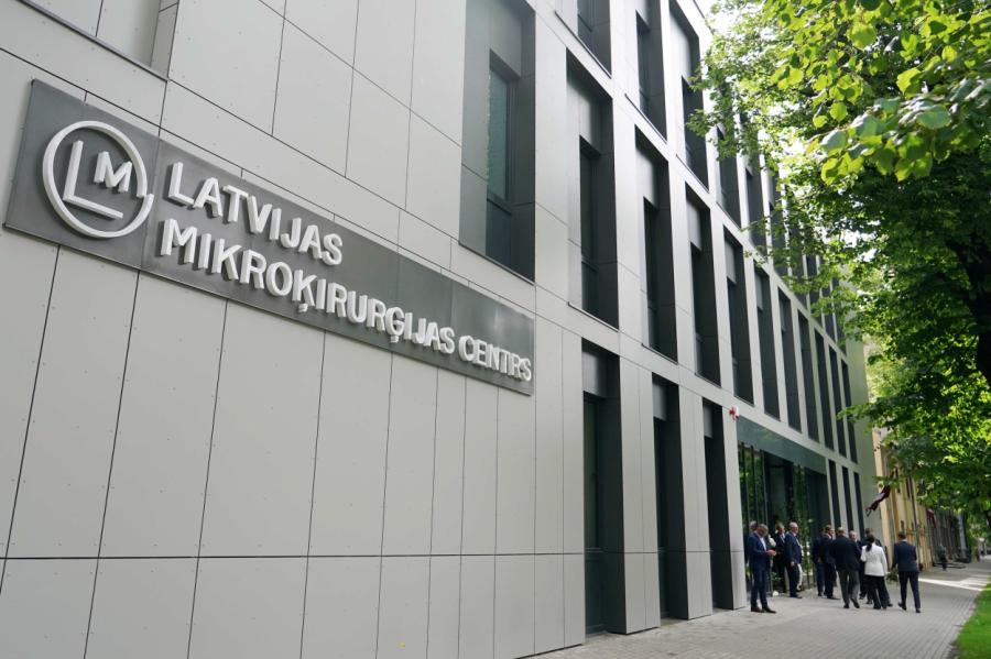 Rīgā atklāj par 8 miljoniem eiro izbūvēto Mikroķirurģijas centra slimnīcu