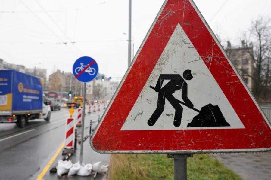 Rīgā ierobežos satiksmi Mīlgrāvja tilta transporta mezglā