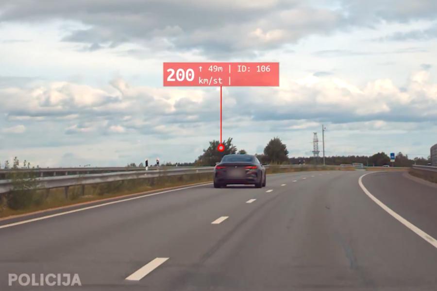 Bīstams lidojums ar auto (VIDEO)