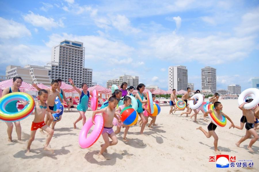 Ziemeļkoreja atklāj plašu pludmales kūrortu (+FOTO)