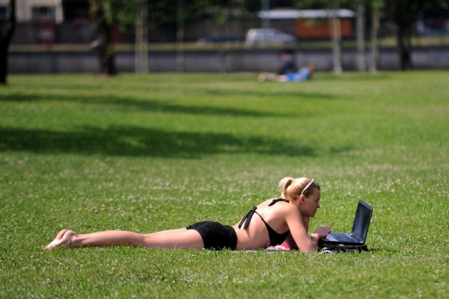 Latvijā 42% iedzīvotāju atvaļinājuma laikā nācies pildīt darba pienākumus