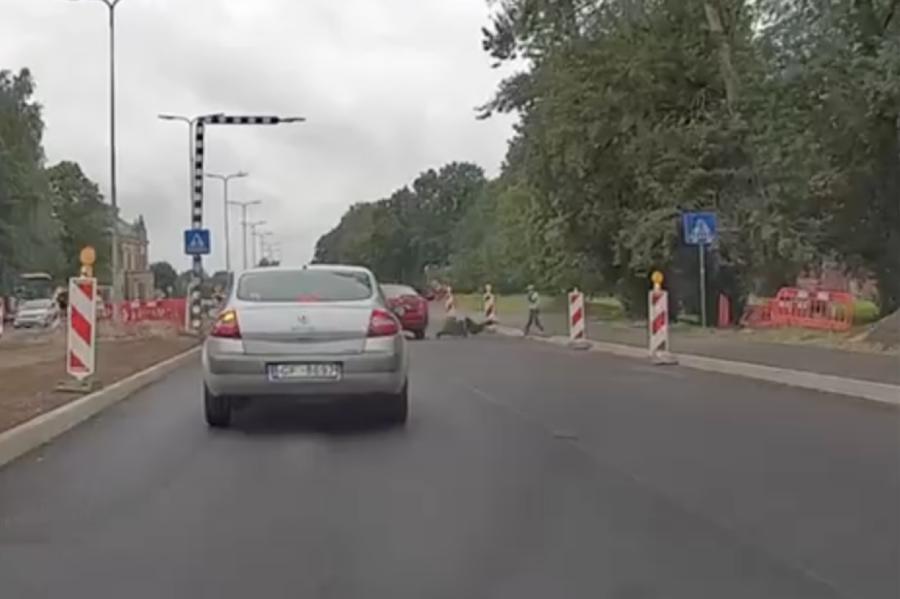 Šausmas Rīgas gājēju pārejā: auto notriec vīrieti ar bērnu (+VIDEO)