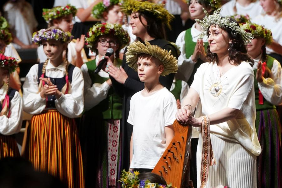 Ar folkloras kopu koncertiem turpinās Skolēnu dziesmu un deju svētki
