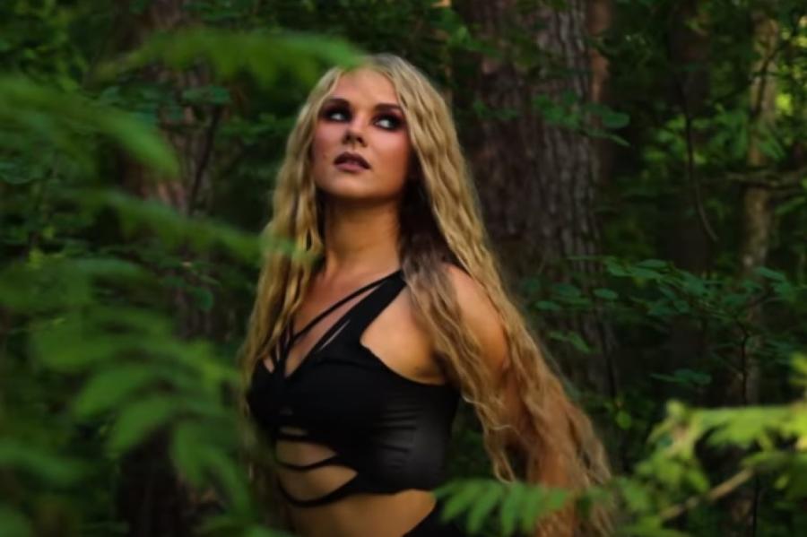 Latviešu dziedātāja Būū izdod spilgtu dziesmu (+VIDEO)