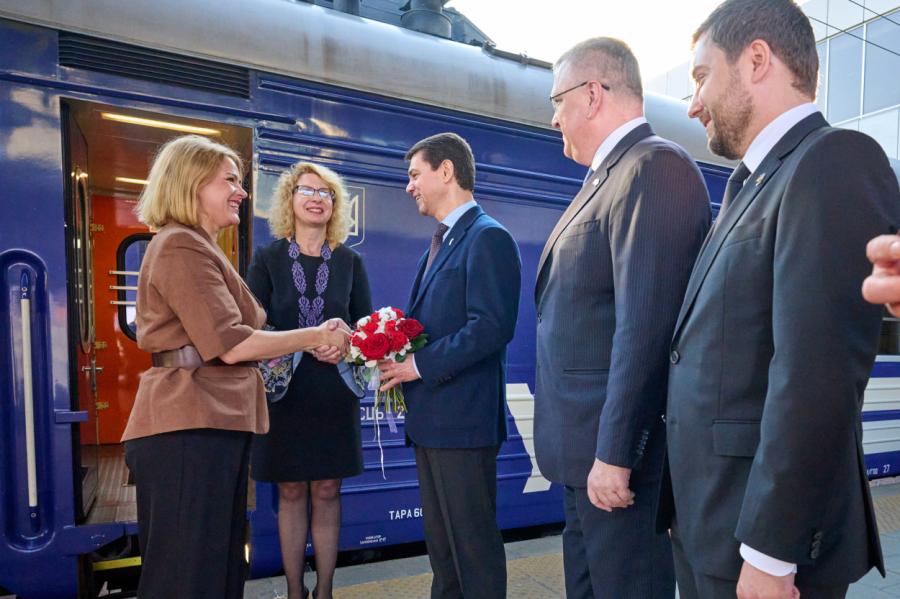 Latvijas premjere devusies vizītē uz Ukrainu