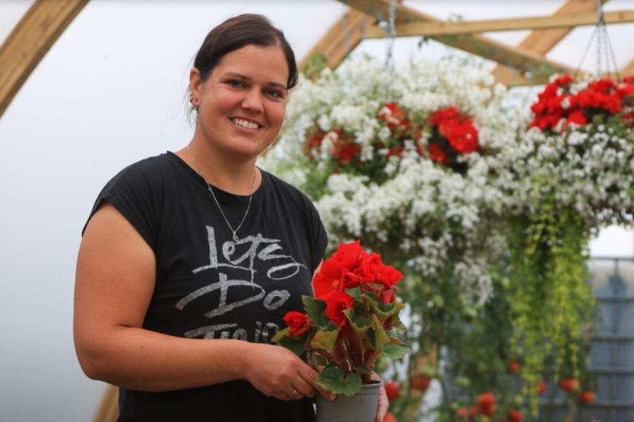 Dienvidkurzemes novadā jaunā saimniece audzē ziedus 5 siltumnīcās (+VIDEO)