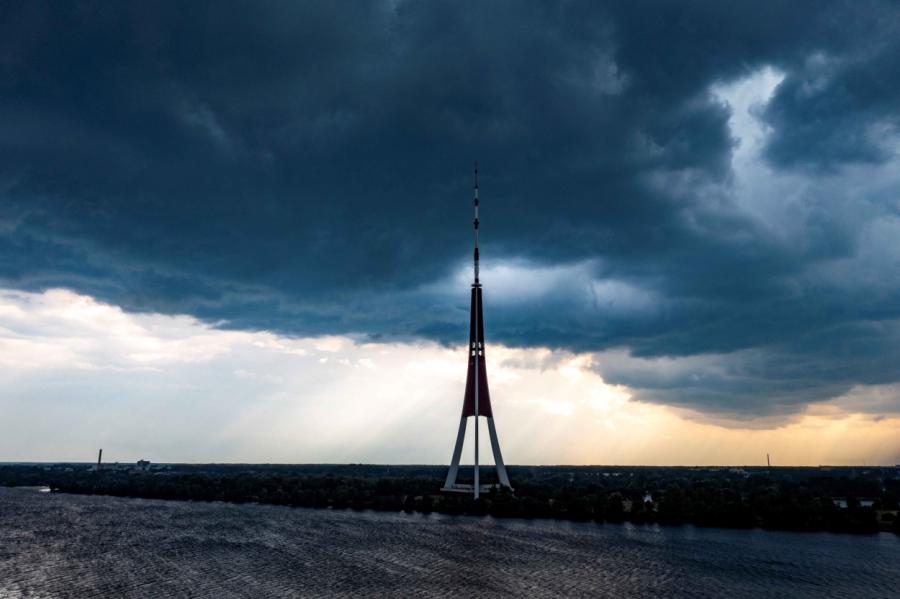 Sinoptiķi atkal brīdina par pērkona negaisu un stipru lietu