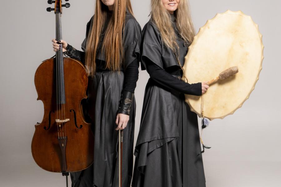 Latviešu duets «Sinerģija» izdevis debijas albumu »Gaismā» (+VIDEO)