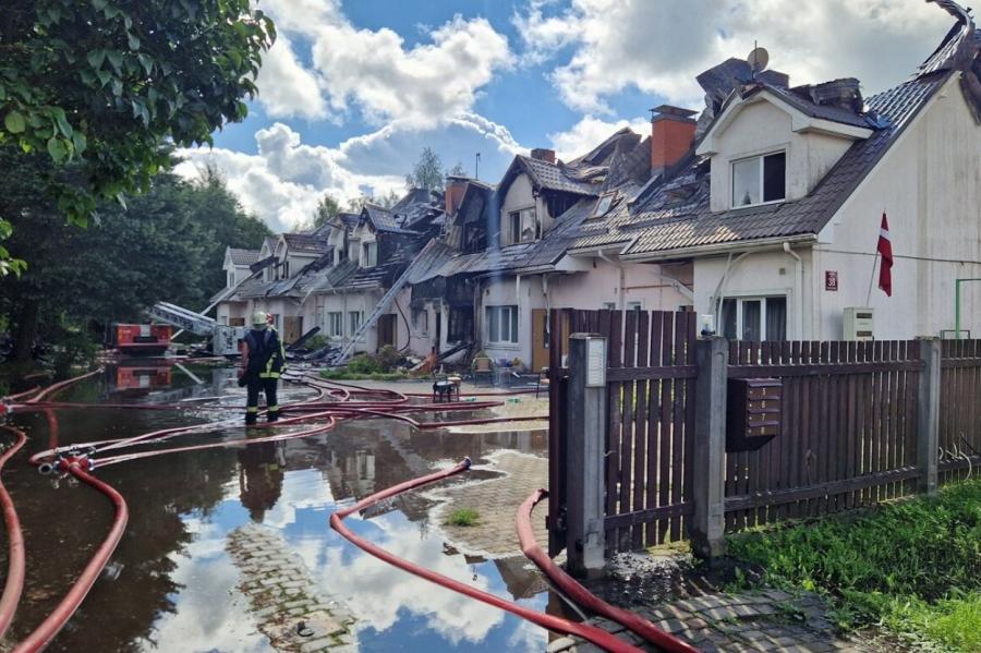 Uz traģiskā ugunsgrēka vietu Salaspilī glābēji tika no Rīgas (+VIDEO)