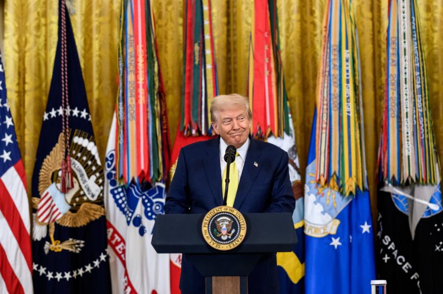 Tramps pieprasa augstskolu datus par studentu rasi