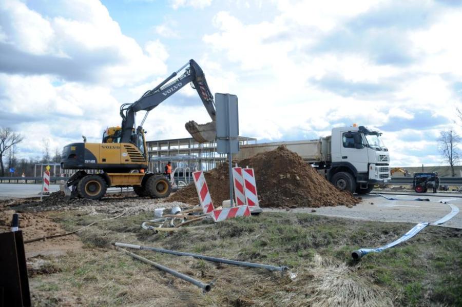 Remontdarbi turpinās 63 valsts ceļu posmos