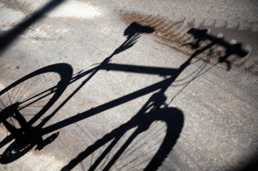Carnikavā ietriecies stabā un gājis bojā velosipēdists