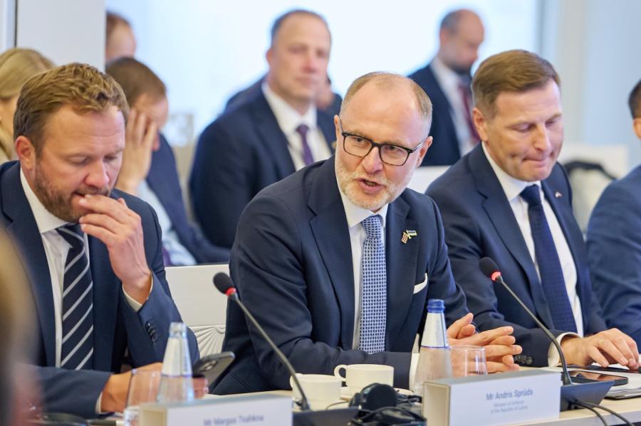Latvijas un Igaunijas ministri apņemas ieviest Baltijas aizsardzības līniju