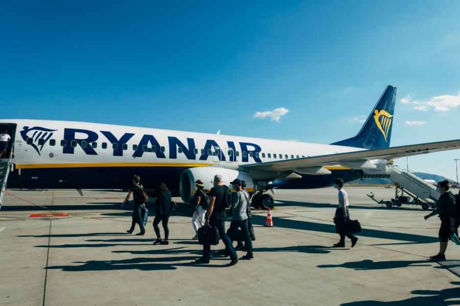 «Ryanair» palielinās bonusus par pieķertiem pasažieriem ar pārāk lielām somām