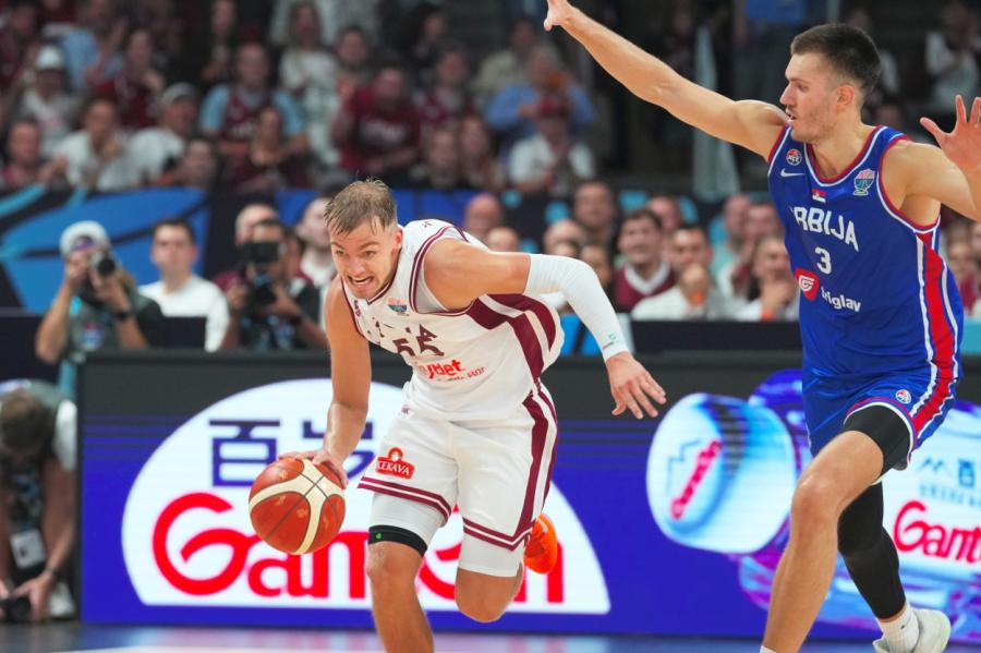 Latvijas basketbolisti spraigā cīņā zaudē Serbijai