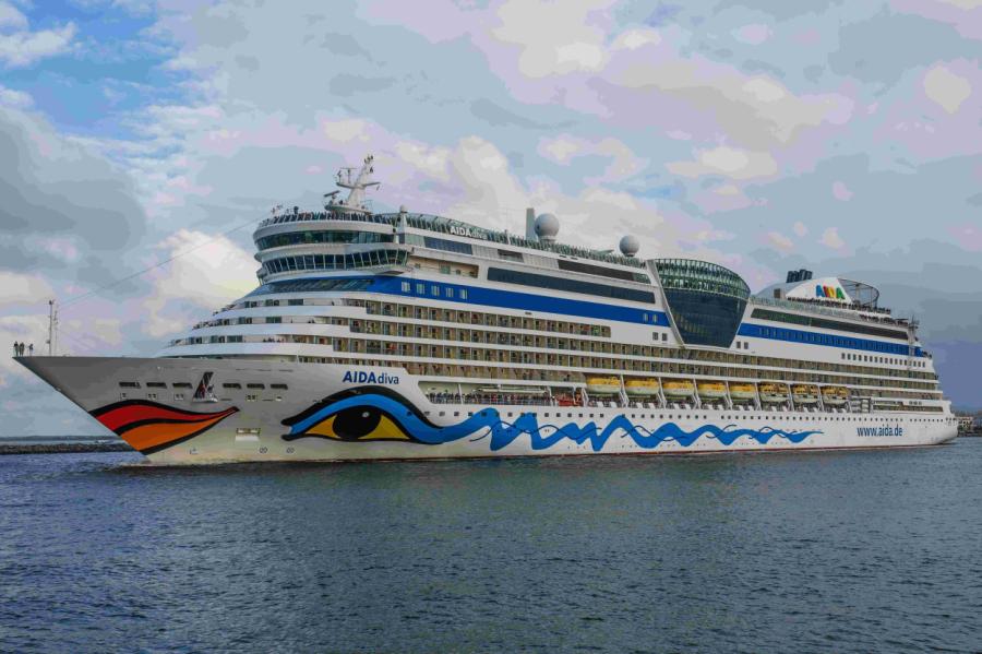 Jūras spēku patruļkuģis no kruīza kuģa evakuē cietušu cilvēku