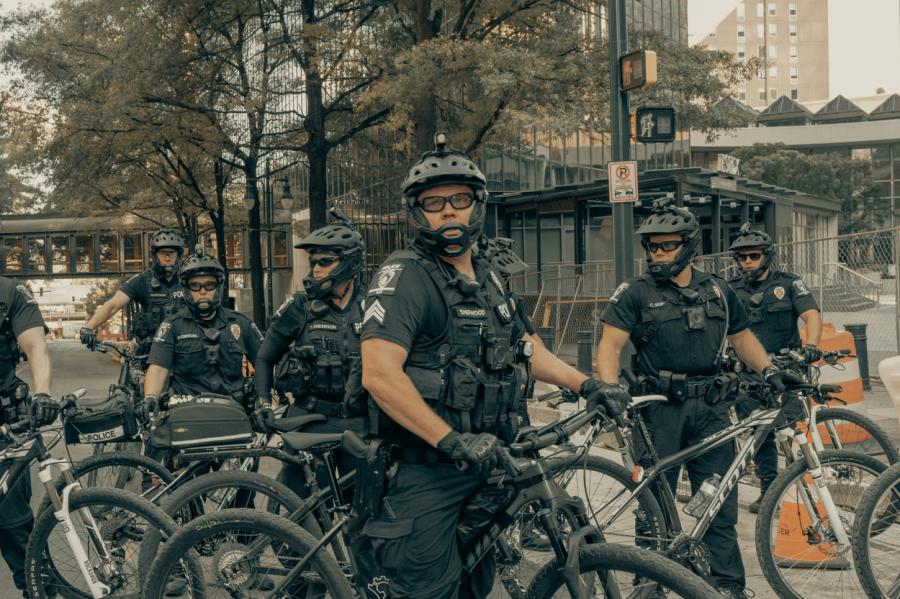 ASV plāno piemaksas policistiem par nelegālo imigrantu aizturēšanu