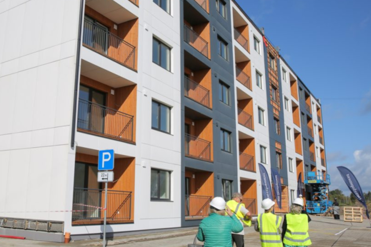 Jelgavas pašvaldība uzaicinājusi 58 ģimenes jaunajā zemās īres namā (+VIDEO)