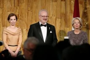 Jaunievēlētais Valsts prezidents Egils Levits ar&nbsp;kundzi Andru Levitu (no&nbsp;kreisās) un&nbsp;Saeimas priek&scaron;sēdētāja Ināra Mūrniece inaugurācijas sarīkojuma laikā Latvijas Nacionālajā bibliotēkā.