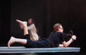 Režijas studenta - Ralfa Liepas - diplomdarbs top pēc vācu romantisma spilgtākā pārstāvja Ernsta Teodora Amadeja Hofmaņa stāsta "Smilšu cilvēks" motīviem.