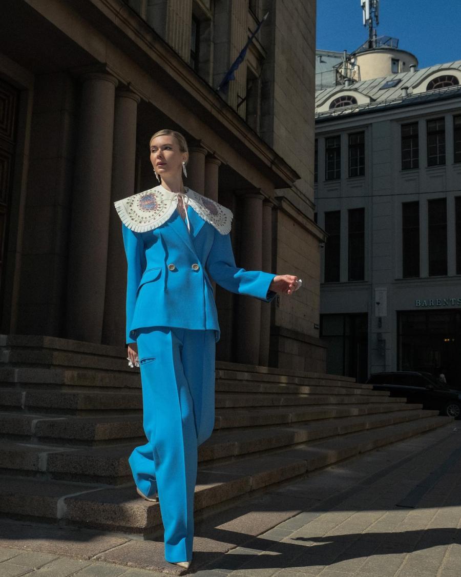 Modes apģērbu filmēšana notika Rīgas pagalmos.