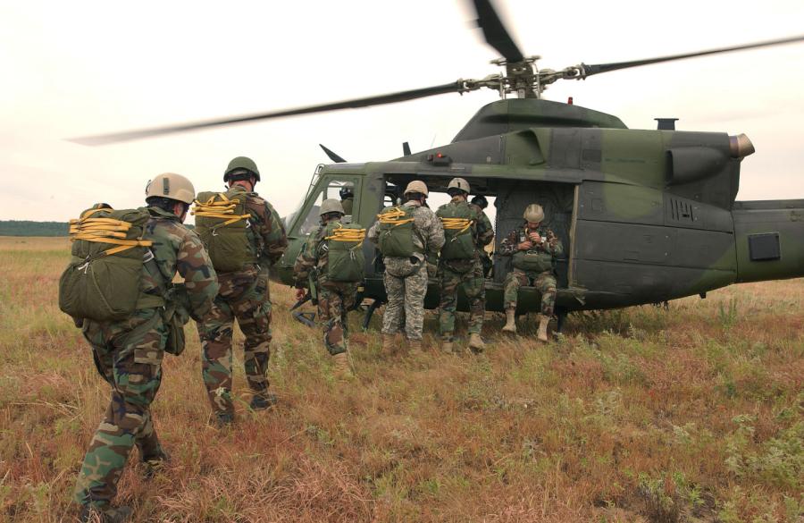 Helikopteri no Kanādas var pārvadāt karaspēka vienību.