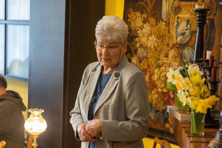 Dzintra Lāce uz Vecpili atbrauca līdzi dzīvesbiedram Pēterim Lācim, ko uzaicināja kolhozā par agronomu.