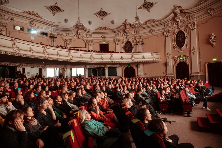 Pirmizrādē pilna zāle skatītāju.